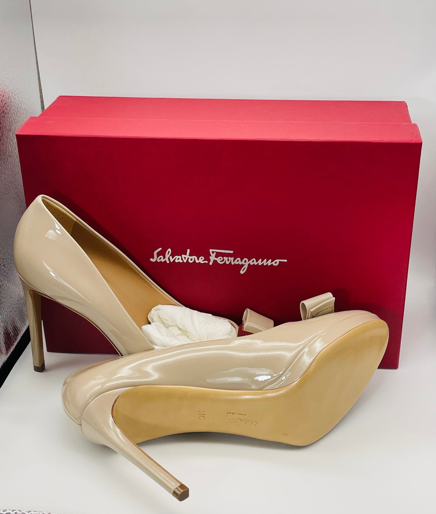 Salvatore Ferragamo Beige Patent Leather pumps