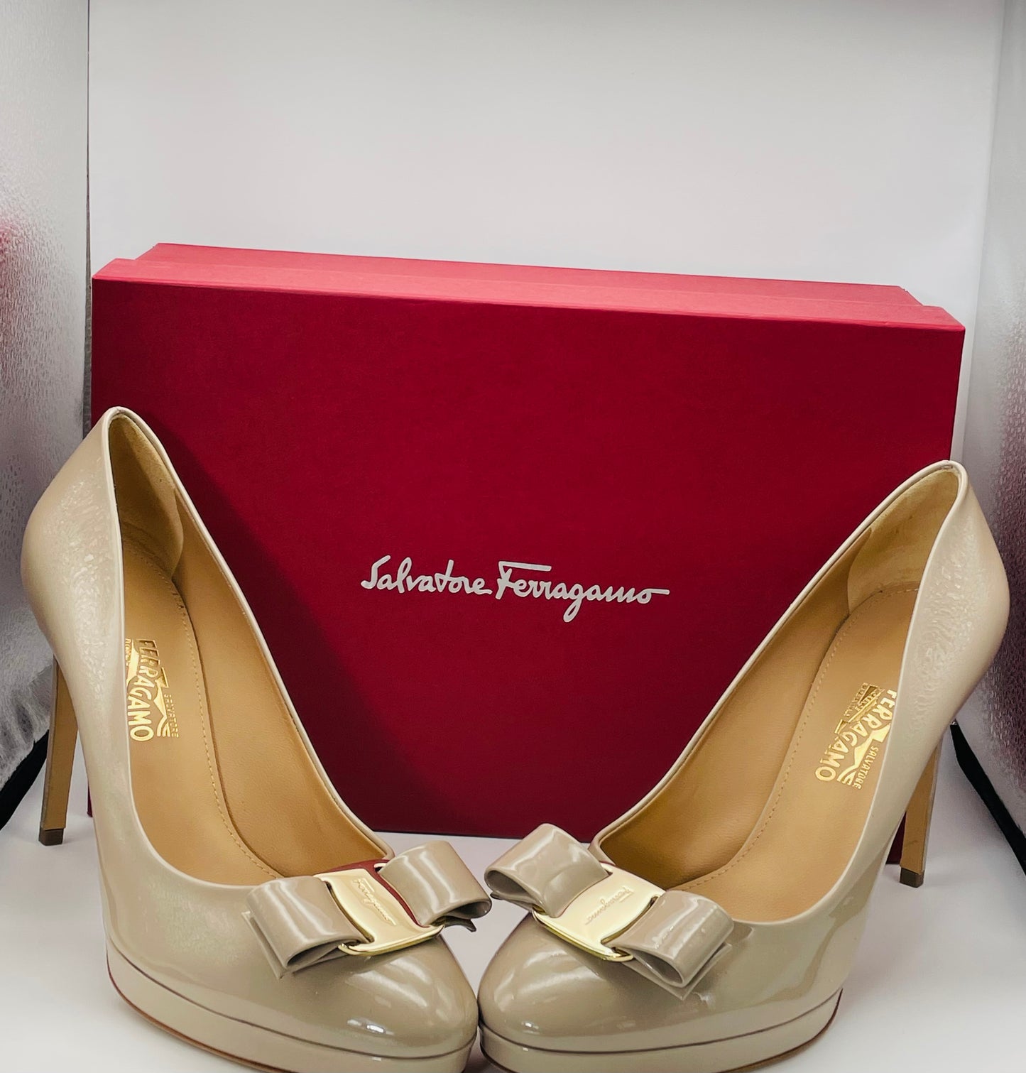 Salvatore Ferragamo Beige Patent Leather pumps
